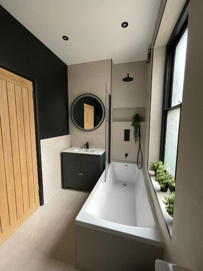 Luxury 2 Bed 1 Bath In By Graceful Appartamento